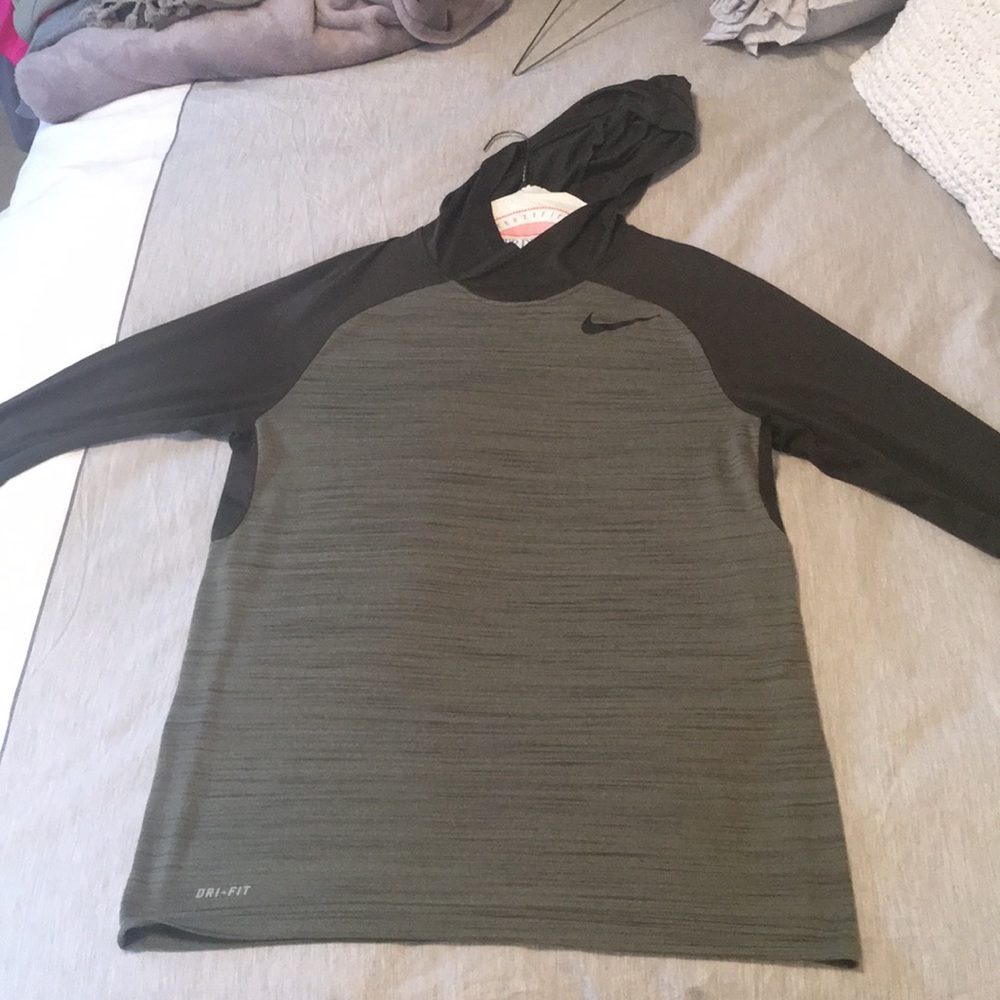 NIKE dry fit hooded lightweight pullover in olive